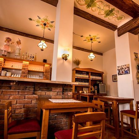 Herbenka Hotel Hustopece Bagian luar foto