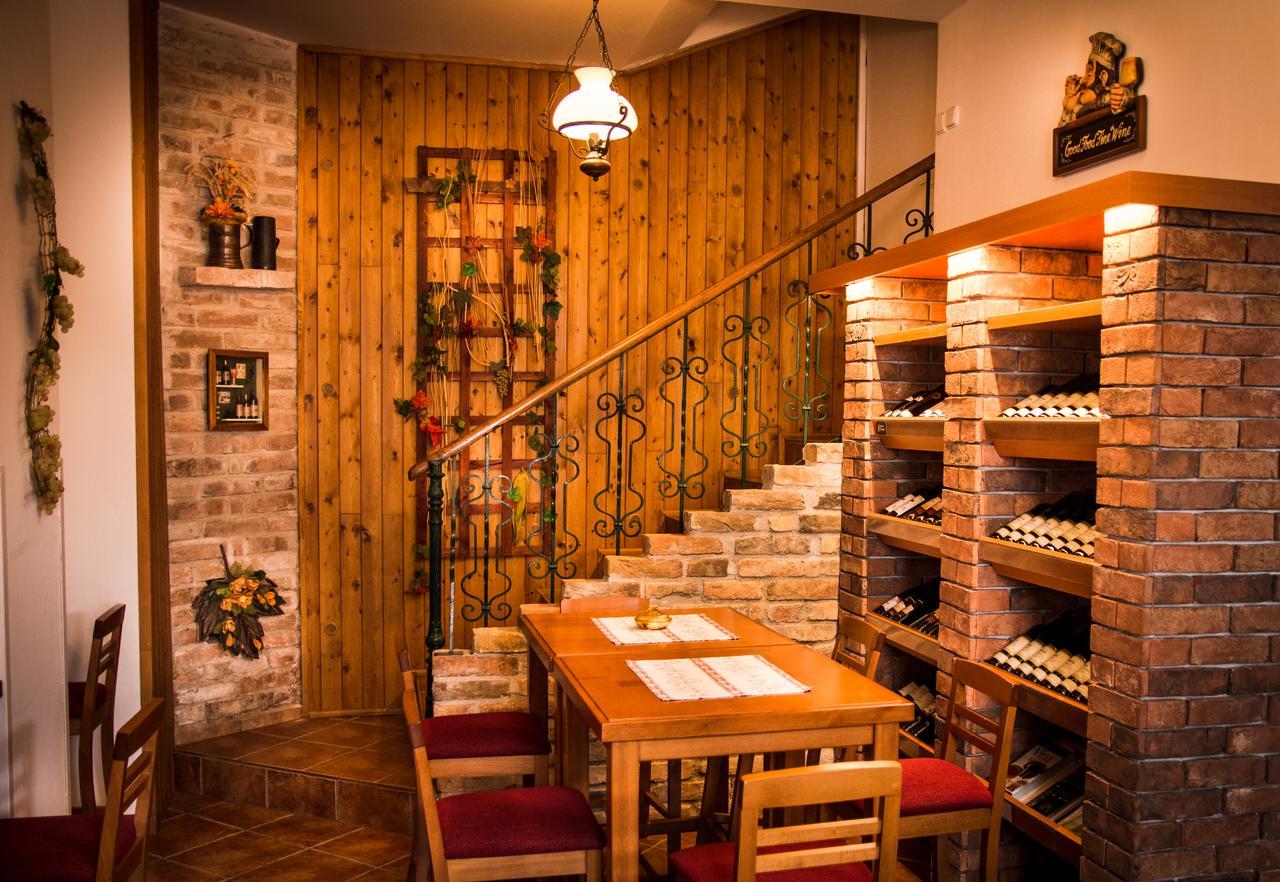 Herbenka Hotel Hustopece Bagian luar foto