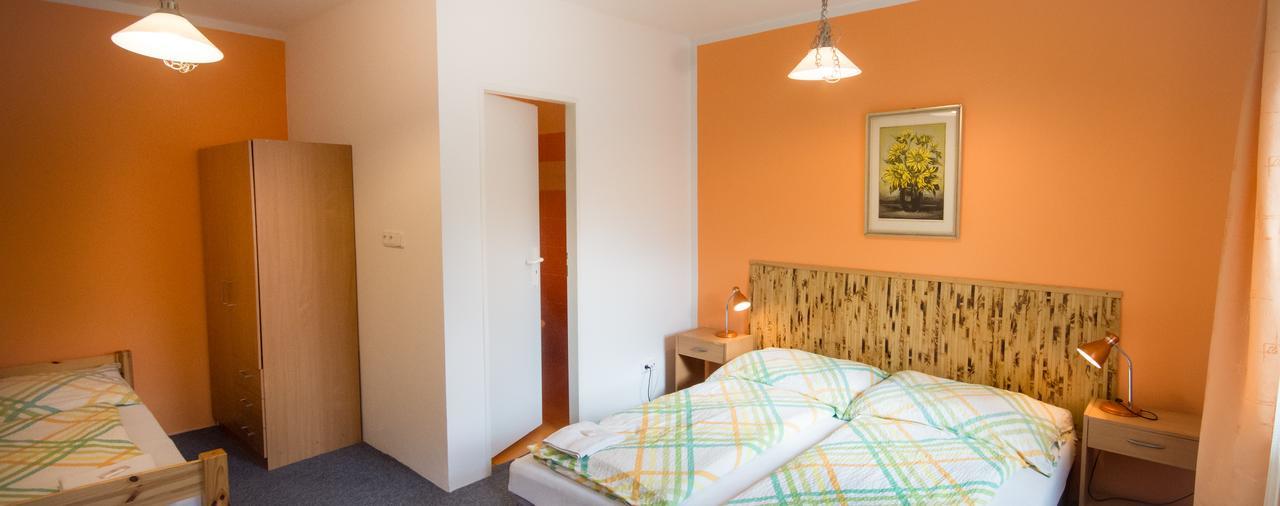 Herbenka Hotel Hustopece Bagian luar foto
